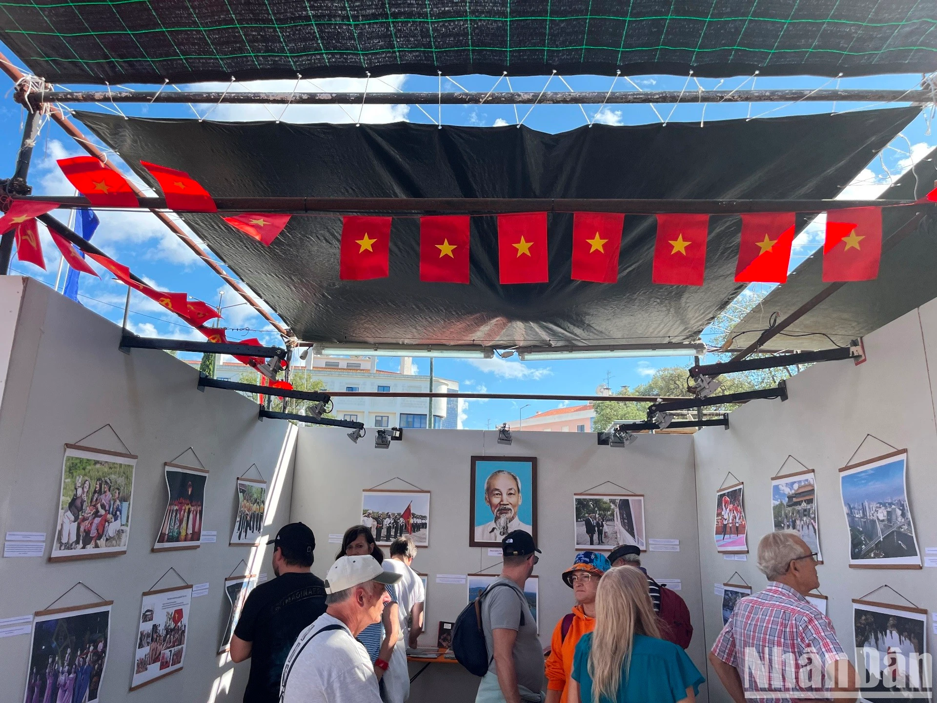 Gian trưng bày Việt Nam thu hút rất đông người dân Bồ Đào Nha và bạn bè quốc tế tới thăm.