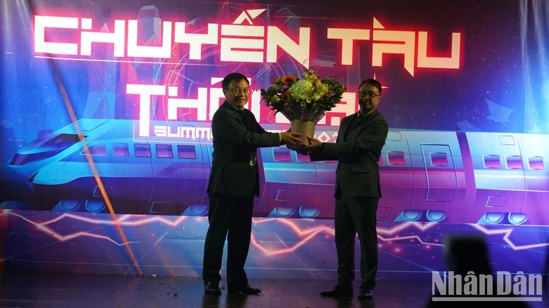 Đại diện Đại sứ quán Việt Nam tại Nga tặng hoa Ban tổ chức Trại hè.
