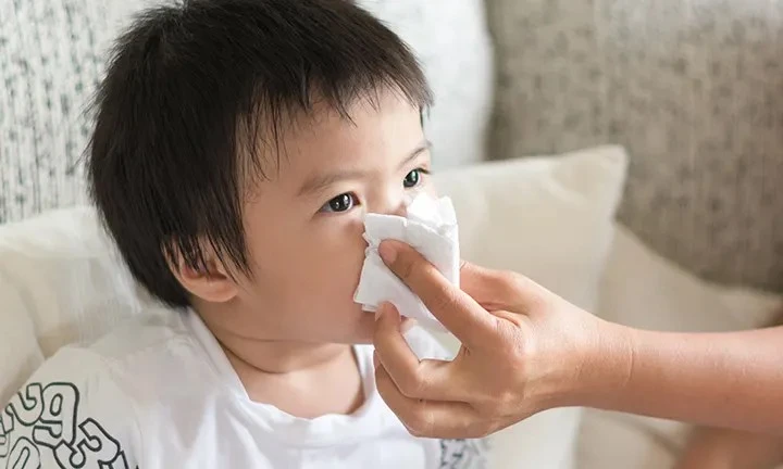 “Đờm” mà nhiều bậc cha mẹ phát hiện chính là... dịch mũi chảy xuống.