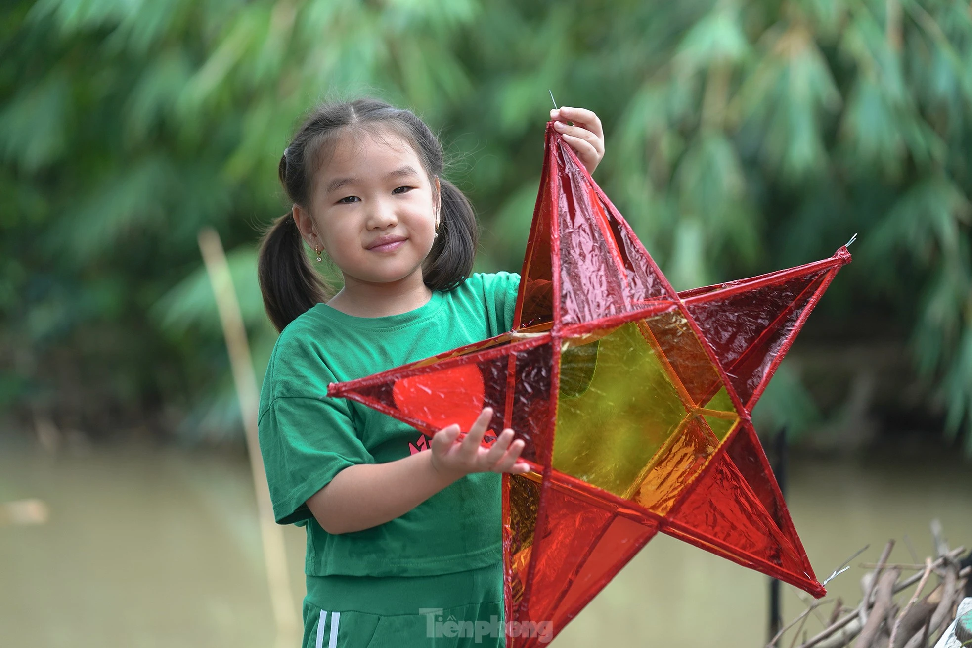 Bé Cát Tường, bé Phương Thảo, bé Lương Khả Hân (áo dài, 6 tuổi, học sinh trường tiểu học TT Tầm Vu) háo hức khoe thành quả.