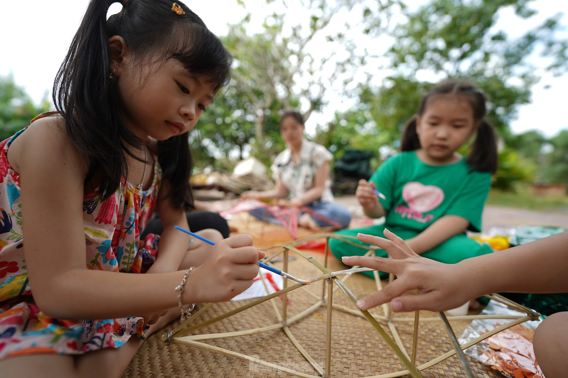 "Trung thu này, vừa có ánh trăng rằm, vừa có ánh đèn ông sao tự tay làm rực rỡ, tụi con háo hức đón Tết Trung thu cùng các bạn. Tối đêm rằm, tụi con sẽ cầm chiếc lồng đèn lung linh màu sắc đến trường chung vui với các bạn", bé Phương Thảo (trường mẫu giáo Sơn Ca, TP Tân An) nói trong lúc làm lồng đèn.