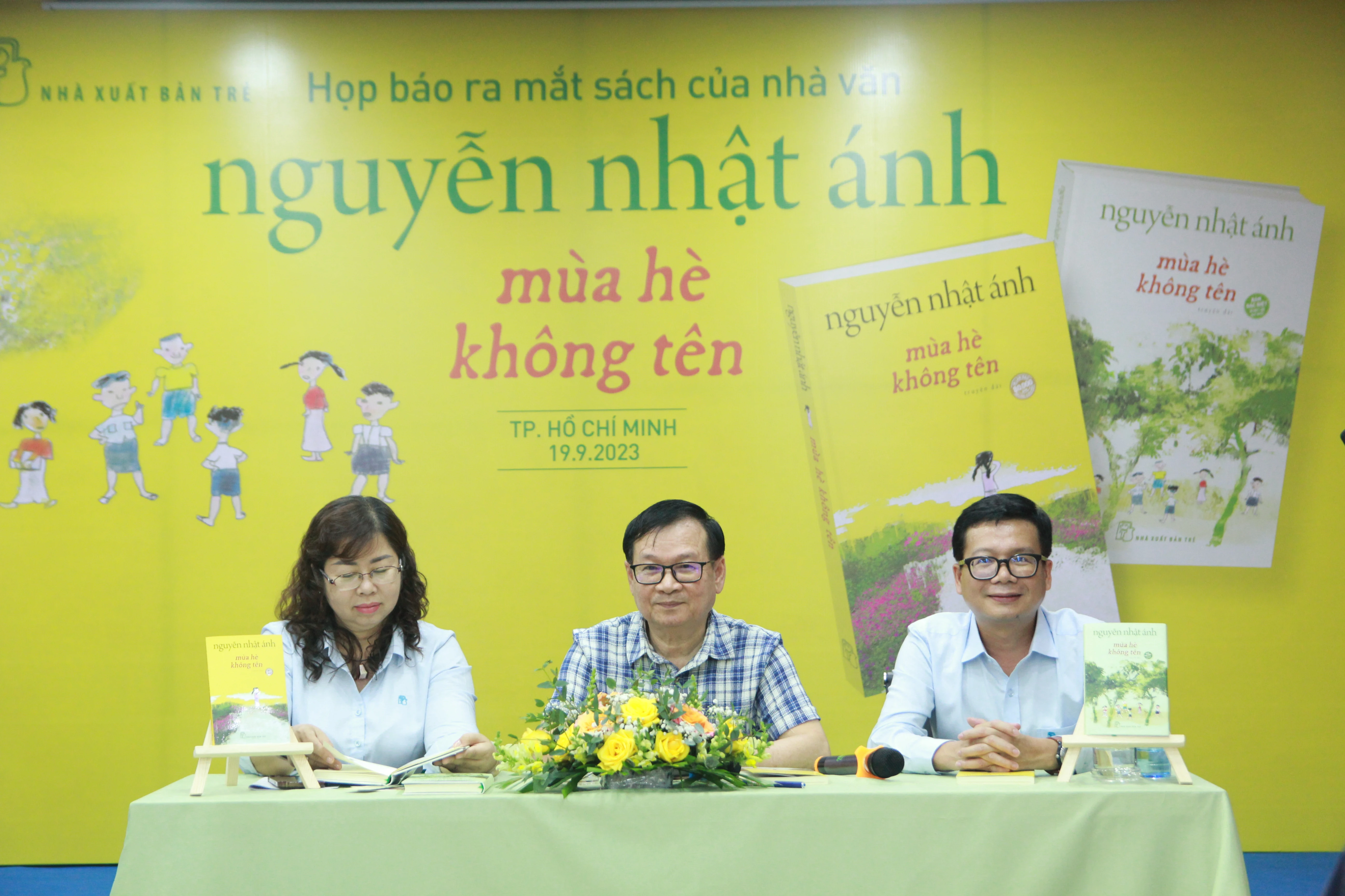 Nhà văn Nguyễn Nhật Ánh (giữa) tại buổi giới thiệu tác phẩm "Mùa hè không tên", bà Phan Thị Thu Hà, Giám đốc NXB Trẻ và ông Nguyễn Thành Nam, Tổng Biên tập NXB Trẻ.
