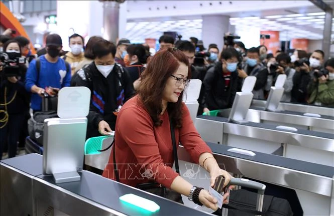 Hành khách tại trạm soát vé ở nhà ga West Kowloon, Hong Kong (Trung Quốc) ngày 15/1/2023. Ảnh minh họa: