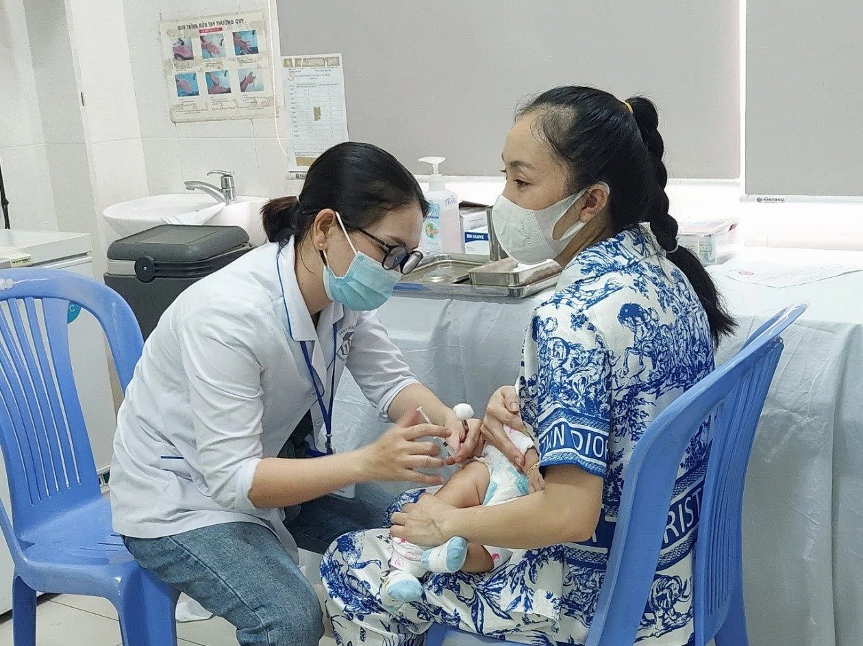 Ngành Y tế thành phố Hồ Chí Minh đang triển khai tiêm vắc xin "5 trong 1" cho trẻ dưới 1 tuổi sau khi nhận được 850.000 liều vắc xin do Bộ Y tế phân bổ.