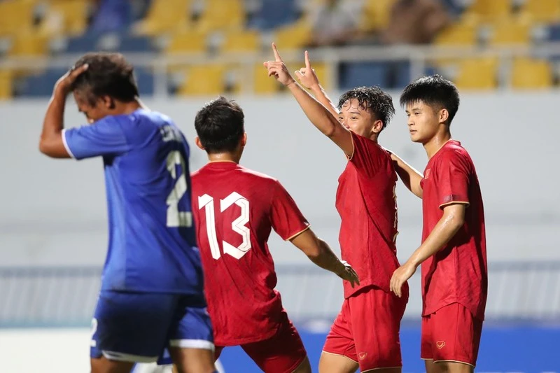 Hữu Tuấn ăn mừng siêu phẩm mở tỷ số cho U23 Việt Nam.