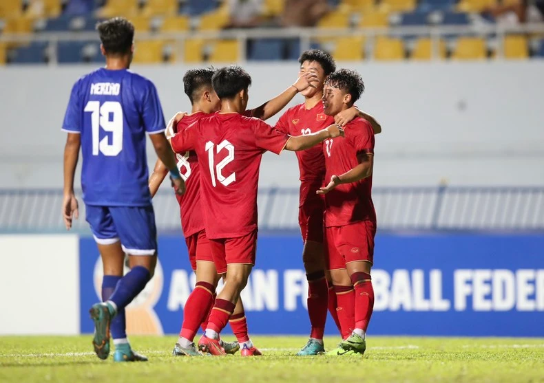 Các tuyển thủ U23 Việt Nam ăn mừng bàn thắng của Hữu Tuấn.