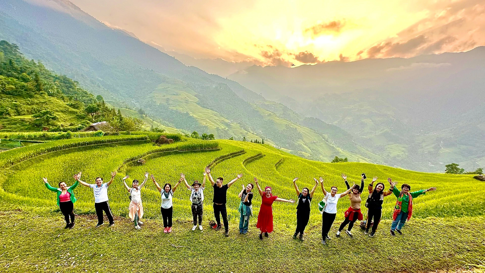 Đoàn khảo sát sản phẩm "Hà Giang mùa lúa chín" chụp ảnh check-in tại xã Phương Tiến, huyện Vị Xuyên.