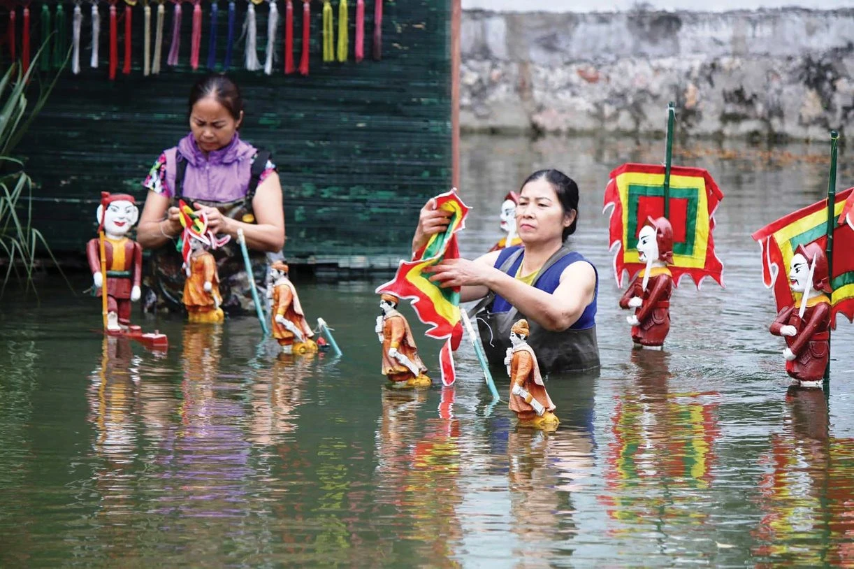 Người dân Đào Thục (xã Thụy Lâm, Đông Anh) bền bỉ lưu giữ, phát huy giá trị nghệ thuật múa rối nước của dân tộc.