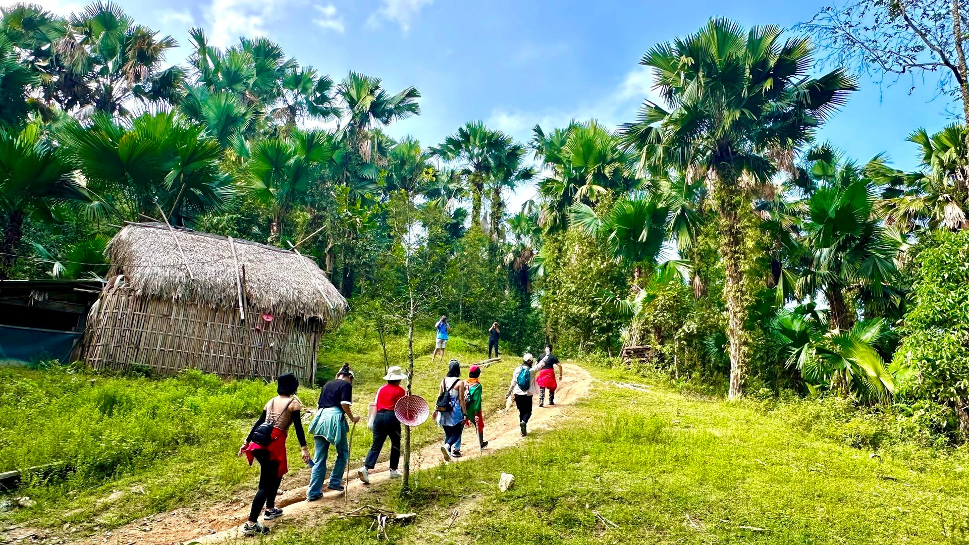 Đoàn khảo sát trekking tuyến đường dài 10km qua khu rừng già nối xã Phương Độ (thành phố Hà Giang) với xã Phương Tiến (huyện Vị Xuyên).