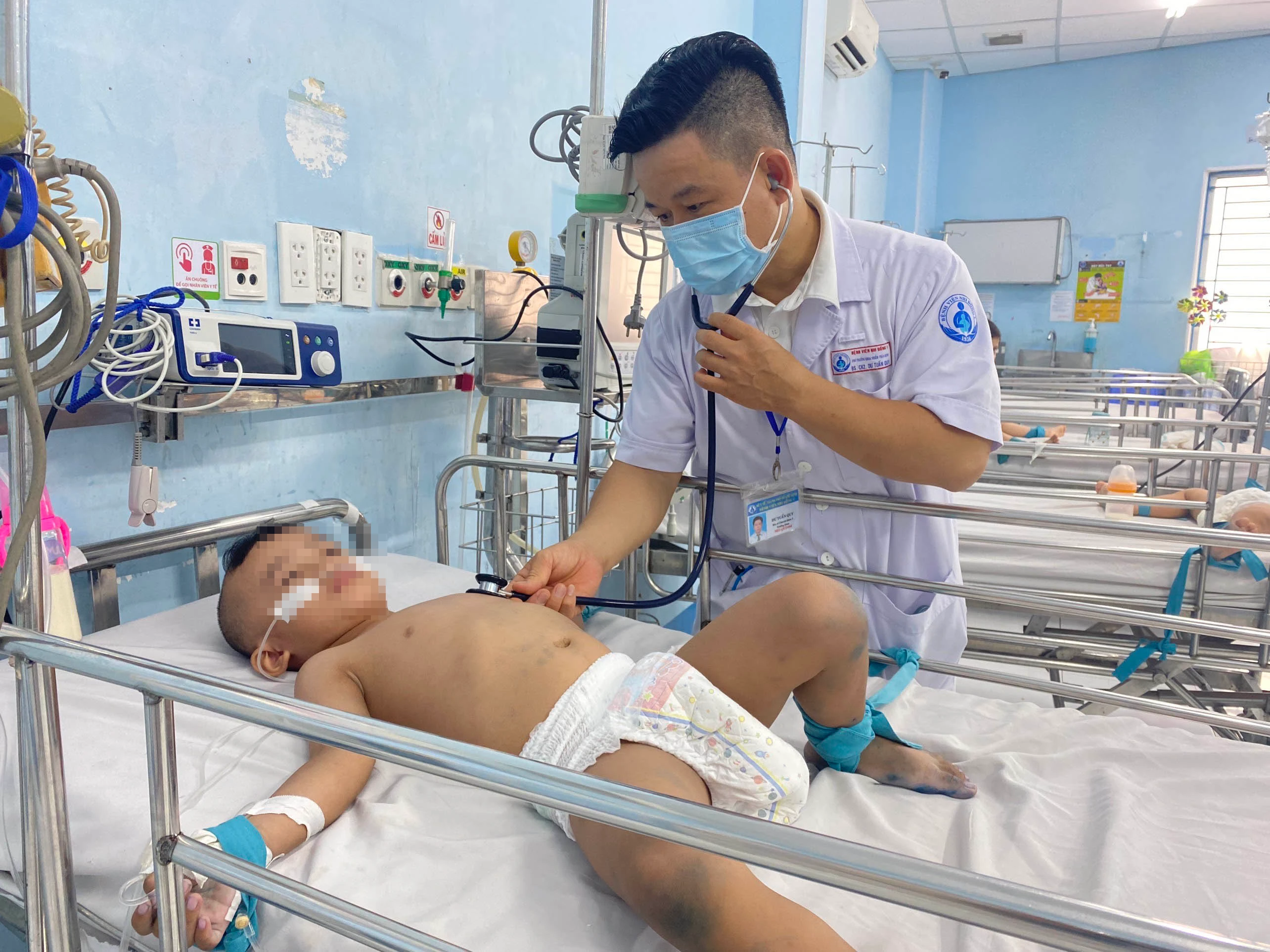 Khám bệnh tay chân miệng cho bệnh nhi ở Bệnh viện Nhi đồng 1 TPHCM.