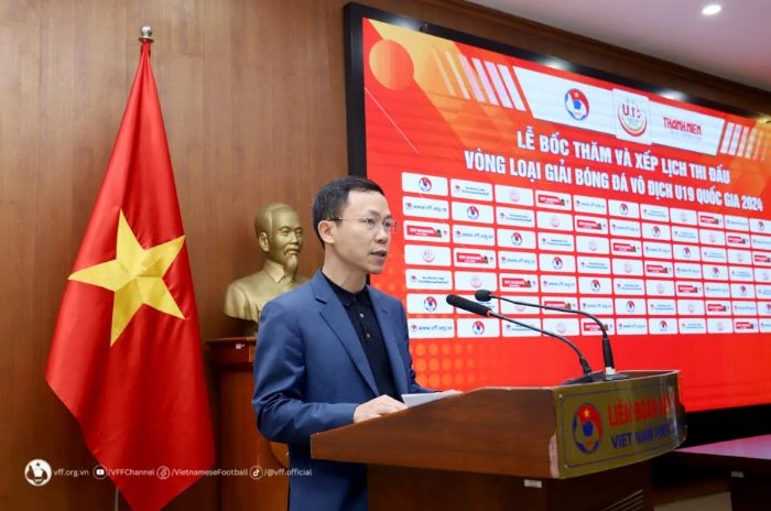 Ông Nguyễn Minh Châu - Phó Tổng thư ký VFF phát biểu tại lễ bốc thăm lịch thi đấu vòng loại U19 Quốc gia 2024. Ảnh: VFF