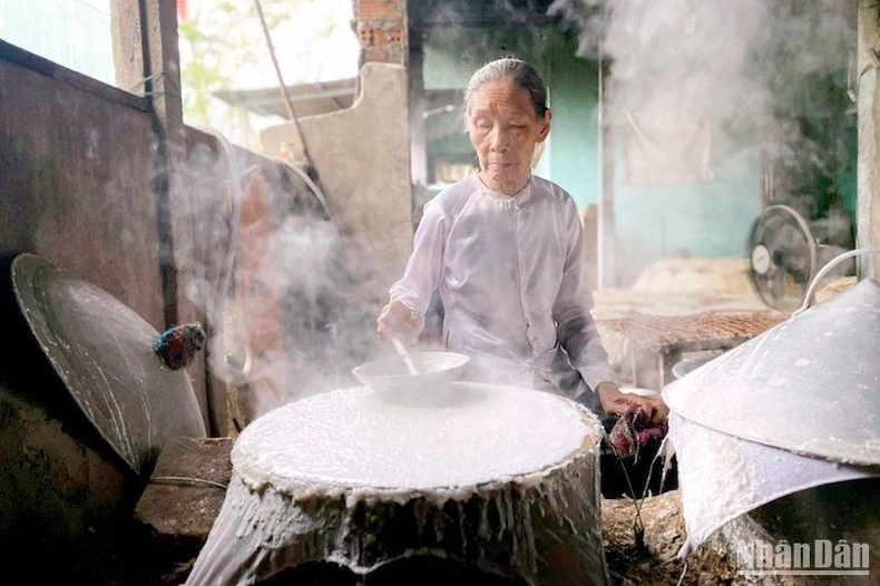 Nghề làm bánh tráng Túy Loan trở thành Di sản văn hóa phi vật thể quốc gia.