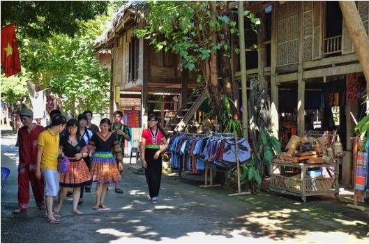 Khách du lịch tham quan Bản Lác. Ảnh tư liệu