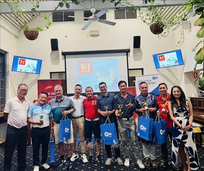 Tổng Lãnh sự Nguyễn Đăng Thắng (thứ 5 từ trái sang) chụp ảnh lưu niệm với các golf thủ đạt giải.