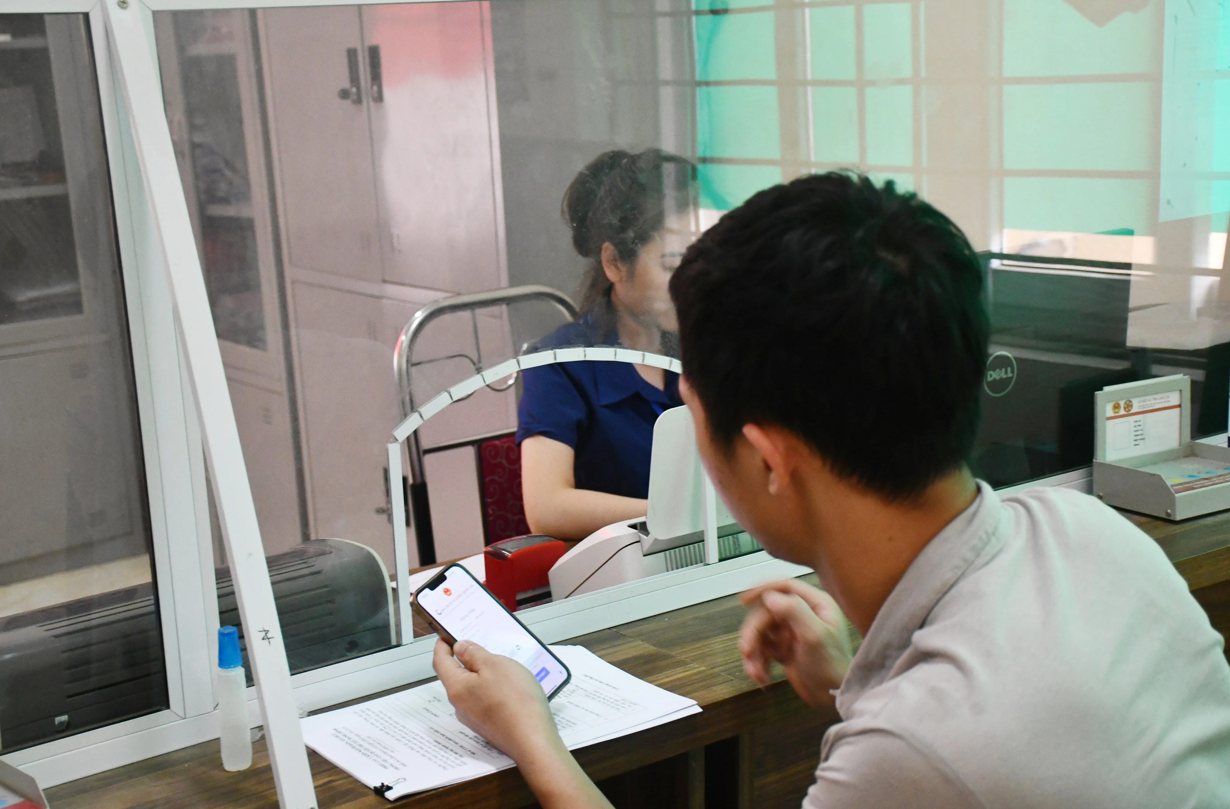 Công dân thị trấn Khánh Yên giải quyết hồ sơ, thủ tục hành chính trên Cổng dịch vụ công quốc gia.jpg