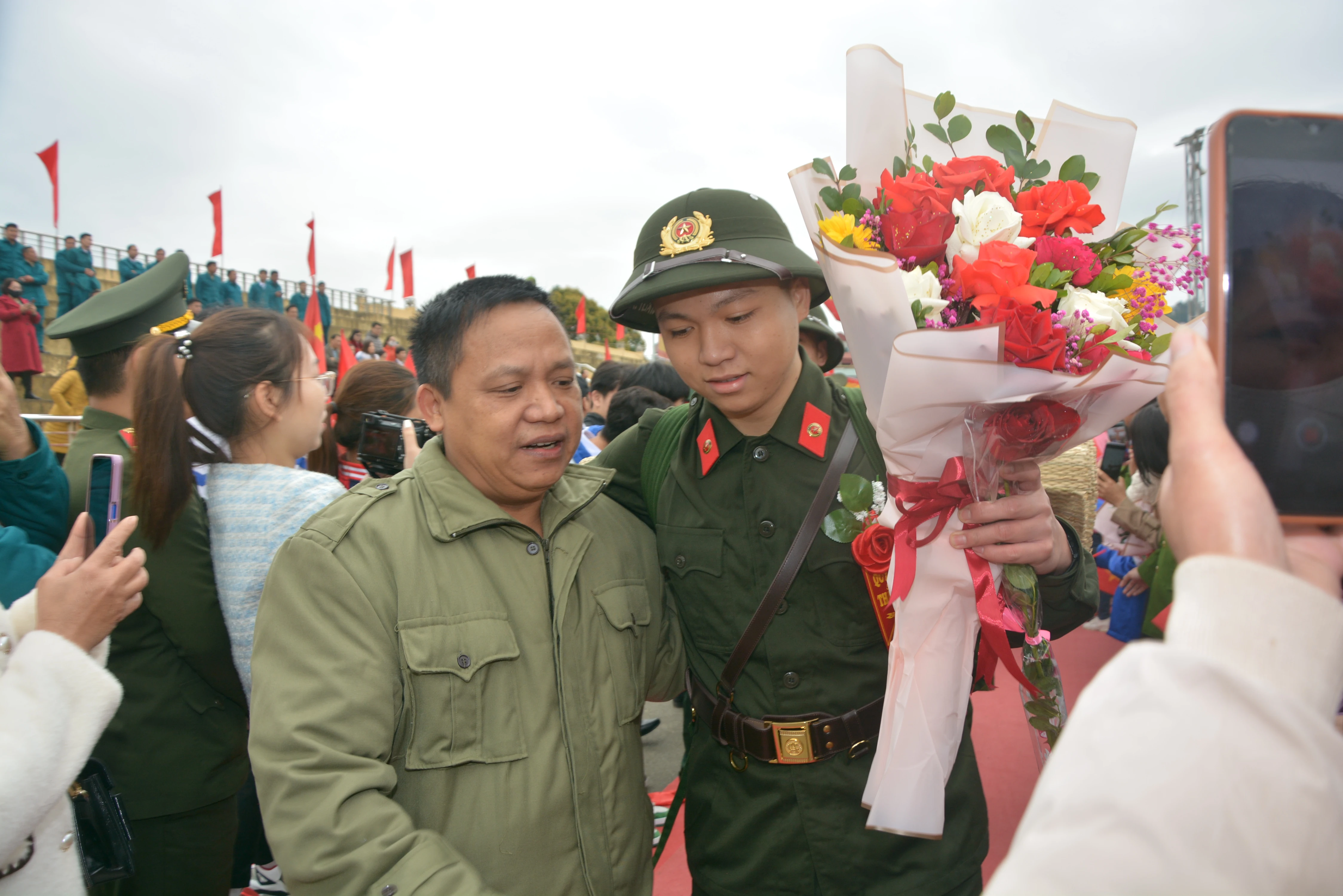 Người thân dặn dò tân binh trước khi lên đường thực hiện nghĩa vụ.