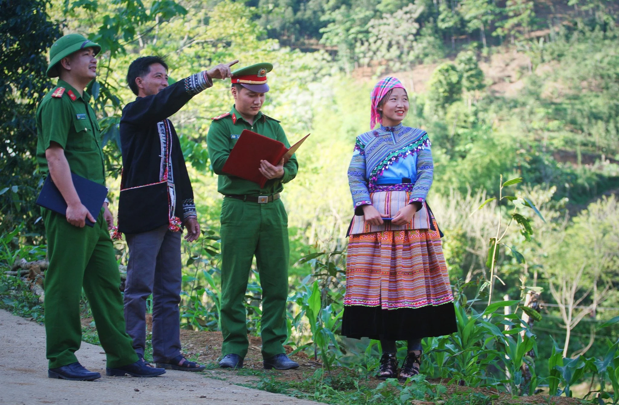 phat-huy-vai-tro-cong-an-xa-trong-dam-bao-an-ninh-trat-tu-nong-thon-2143.jpg