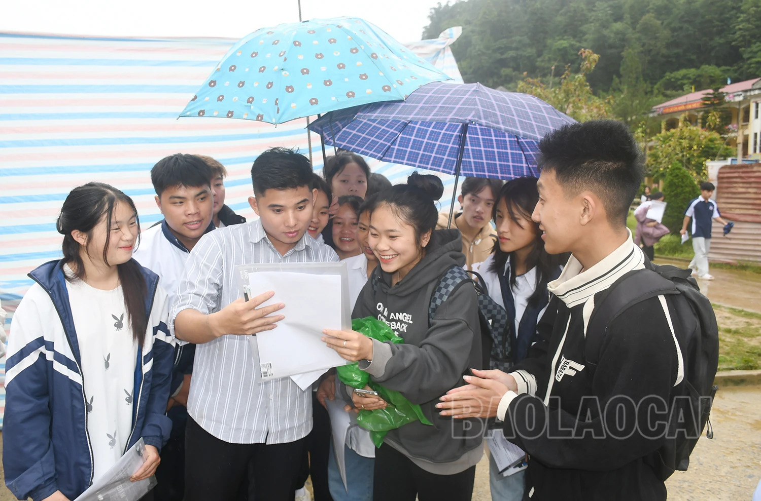 Học sinh phấn khởi chia sẻ kết quả làm bài với thầy giáo.