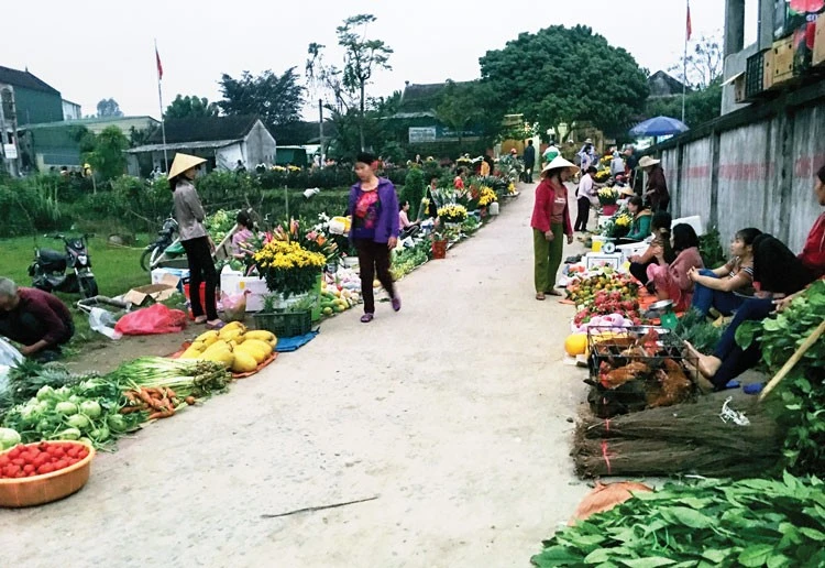 Phiên chợ buổi sáng ở làng quê.