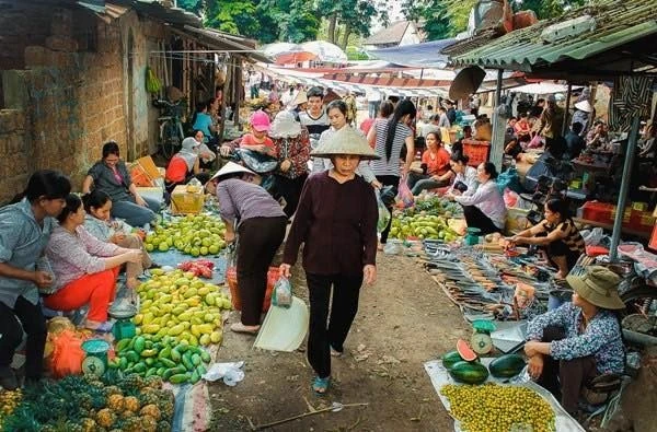 Bà đi chợ.