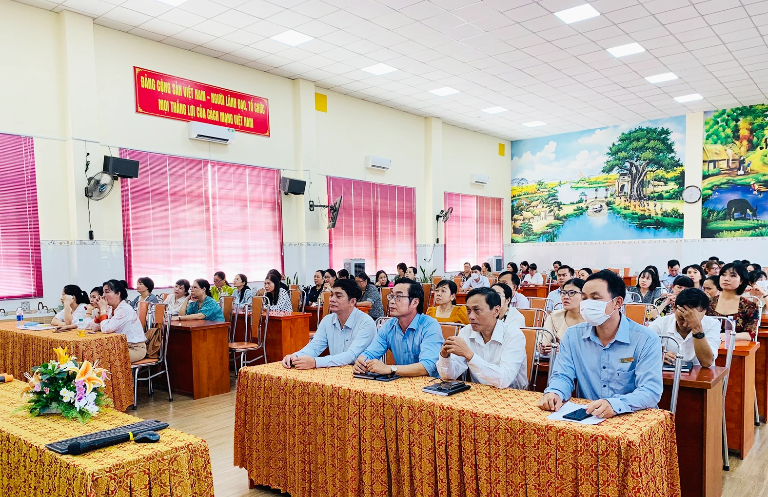 Cán bộ quản lý, giáo viên tại huyện Hóc Môn (TPHCM) tham gia tập huấn kỹ năng tư vấn tâm lý trong trường học vào sáng 2/11.