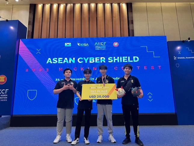 Nhóm 4 sinh viên trường Đại học Công nghệ thông tin giành giải nhất cuộc thi ACS.