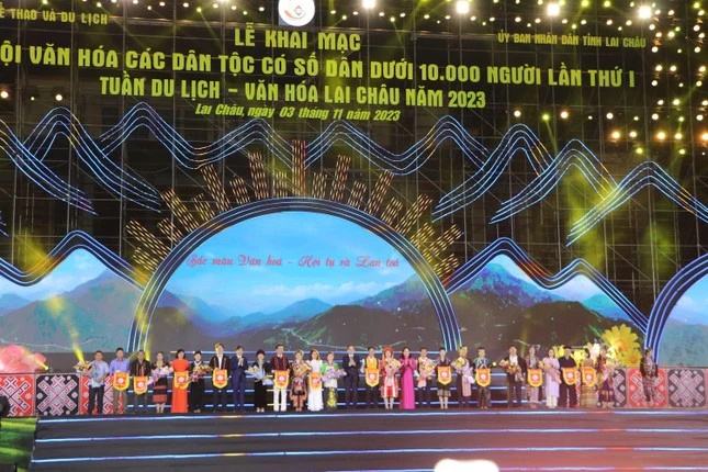 Lãnh đạo Bộ Văn hóa, Thể thao và Du lịch, lãnh đạo tỉnh Lai Châu trao Cờ lưu niệm và hoa cho các tỉnh tham dự Ngày hội.