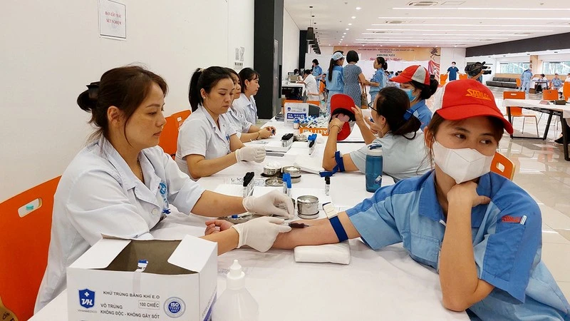Liên đoàn Lao động thành phố Hà Nội phối hợp Sở Y tế khám sức khỏe miễn phí cho công nhân, lao động.