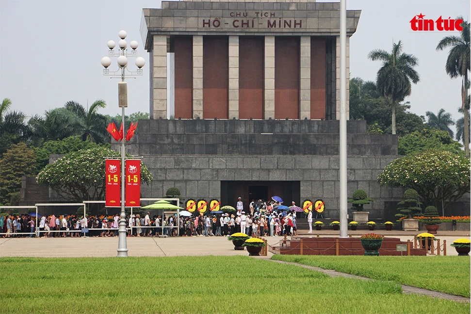Theo Ban Quản lý Lăng Chủ tịch Hồ Chí Minh, riêng sáng 30/4/2024 đã có 18.770 lượt khách, trong đó có 1.451 khách quốc tế, vào Lăng viếng Bác.