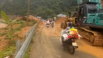 Thông xe tạm thời Quốc lộ 32 sau sạt lở khoảng 800 m³ đất đá tại xã Khao Mang