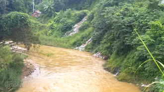 Khi đất trống, bờ suối thành “bãi đáp” rác thải xây dựng: Thực trạng đáng báo động ở vùng giáp ranh