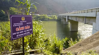 Cắm bổ sung 15 biển cảnh báo đuối nước tại lòng hồ Nậm Lúc