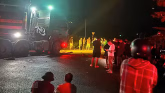 Hai nam thanh niên tử vong sau va chạm với xe đầu kéo ở xã Gia Phú
