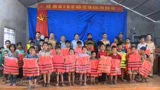 Tuyên truyền phòng, chống đuối nước và tặng áo phao cho người dân vùng hồ Vĩnh Hà