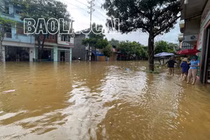 Mưa lớn liên tục, nhiều tuyến phố ở thành phố Lào Cai ngập nặng