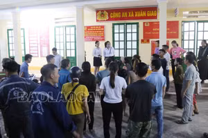 Xuân Giao (Bảo Thắng): Hàng trăm người dân tập trung tại trụ sở xã yêu cầu làm rõ việc thông tin cá nhân bị đánh cắp 