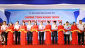 Chủ tịch UBND tỉnh Nguyễn Tuấn Anh dự, cắt băng khánh thành Trung tâm Y tế khu vực Bảo Yên