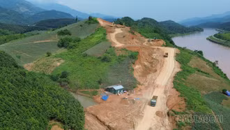 Tăng tốc trên tuyến đường dọc sông Hồng