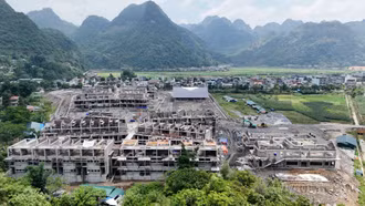 300 công nhân chạy đua tiến độ đưa trường nội trú Mường Khương về đích