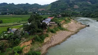 Sạt lở bờ sông đe dọa cuộc sống người dân Bản Cuông 2, xã Xuân Hòa