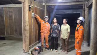 Đóng điện cho khu tái định cư Láo Vàng