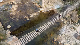 Hiểm nguy khi qua cầu treo Pờ Hồ