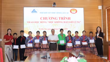 Trao học bổng “Học không bao giờ cùng” tặng 40 học sinh xã Si Ma Cai