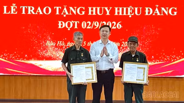 Nghĩa Đô, Bảo Hà trao Huy hiệu Đảng cho 76 đảng viên