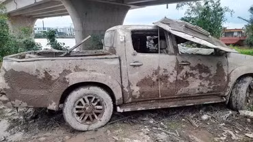 Xe bán tải cùng bộ xương người dưới lòng kênh