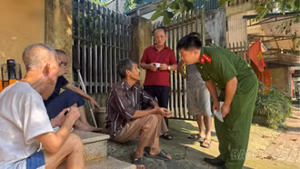 Công an phường Yên Bái hỗ trợ người đàn ông đi lạc trở về gia đình