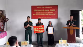 Bàn giao nhà tình nghĩa tặng cựu quân nhân tại phường Cầu Thia
