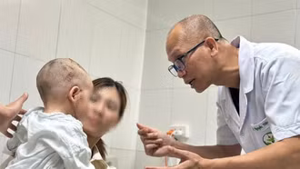 Bé trai 26 tháng tuổi bị chó tấn công được cấp cứu trong gang tấc