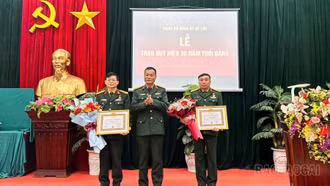 Đảng ủy Đoàn Kinh tế - Quốc phòng 345 trao tặng Huy hiệu 30 năm tuổi Đảng cho đảng viên