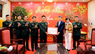 Phó Chủ tịch UBND tỉnh Ngô Hạnh Phúc thăm, tặng quà một số đơn vị làm nhiệm vụ trực Tết